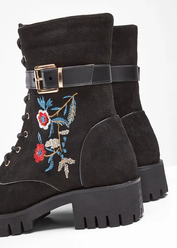 Boots lac&eacute;es avec broderies, bonprix