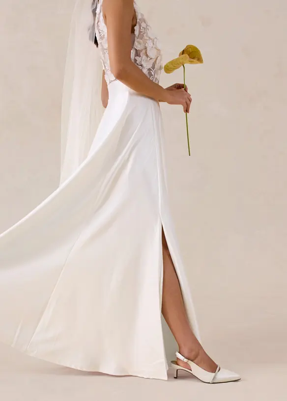 Robe de mari&eacute;e en satin brillant avec application de fleurs, bonprix
