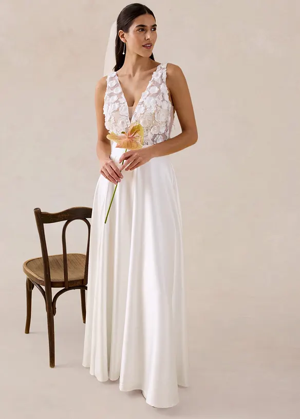 Robe de mari&eacute;e en satin brillant avec application de fleurs, bonprix