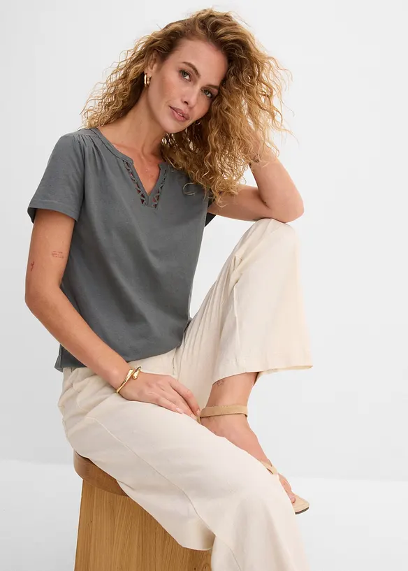 Shirt mit dekorativem Ausschnitt, bonprix