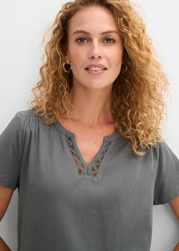 Shirt mit dekorativem Ausschnitt, bonprix