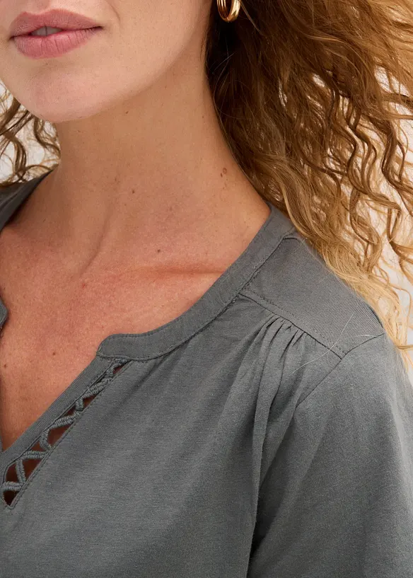 Shirt mit dekorativem Ausschnitt, bonprix