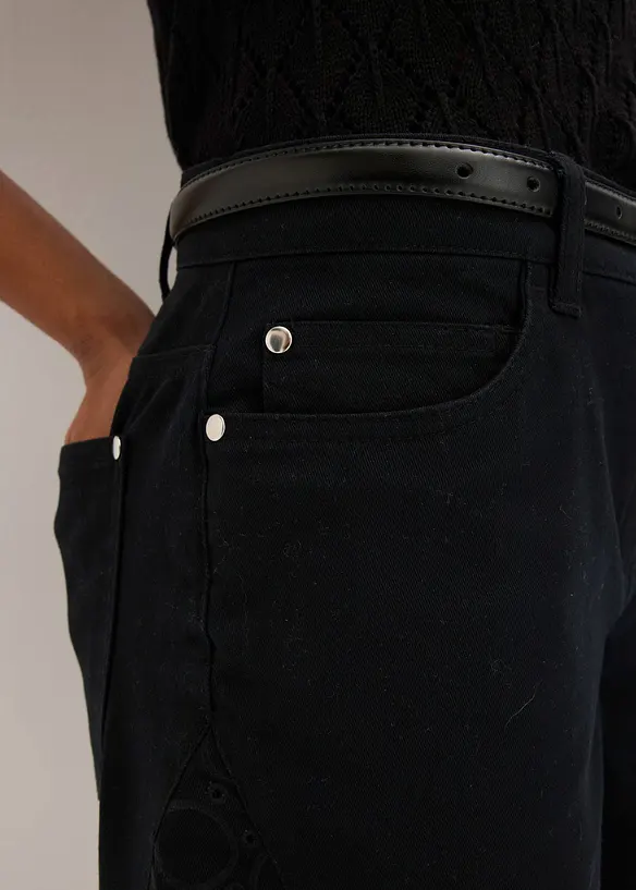 Short avec broderies anglaises, bonprix