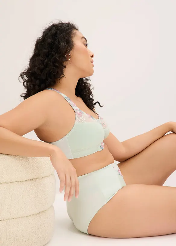 Slip modelant avec broderie d&eacute;licate, bonprix