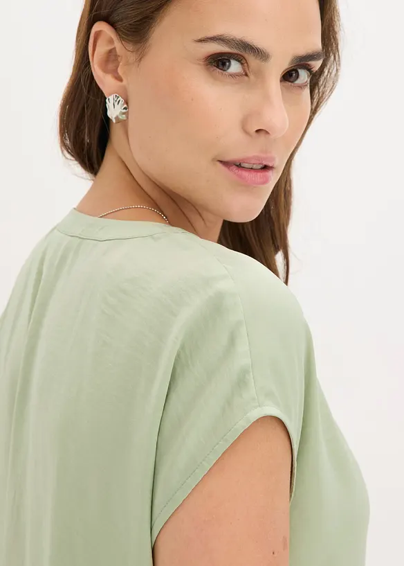 Blouse manches courtes ample en satin avec &eacute;paules descendues, bonprix