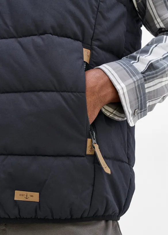 Doudoune sans manches matelass&eacute;e &agrave; capuche et d&eacute;tails enduits, bonprix