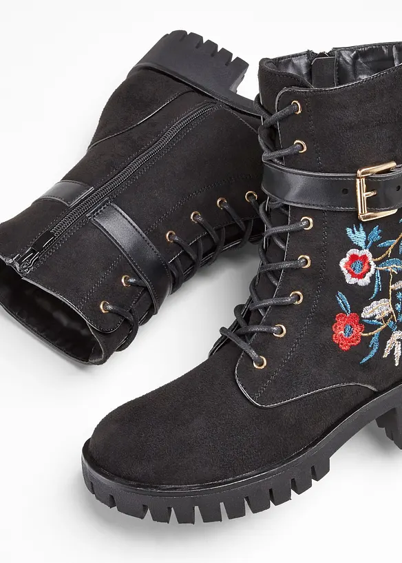 Boots lac&eacute;es avec broderies, bonprix