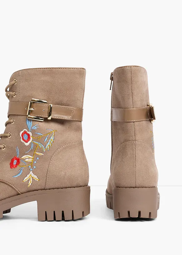Boots lac&eacute;es avec broderies, bonprix