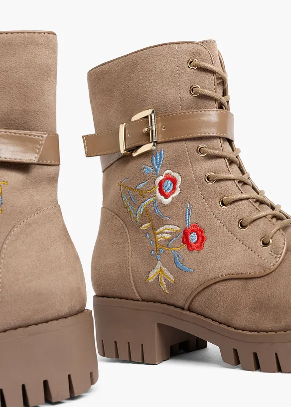 Boots lac&eacute;es avec broderies, bonprix