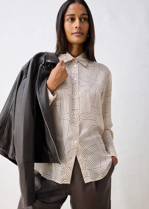 Flie&szlig;ende Hemdbluse mit Seide, bonprix