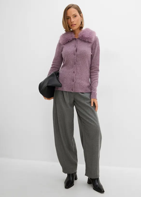 Taillierte Strickjacke mit Kunstfellkragen, bonprix