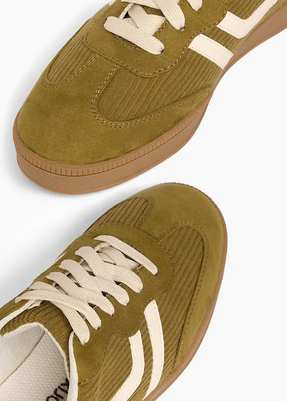 Sneakers &agrave; d&eacute;tails en velours c&ocirc;tel&eacute;, bonprix