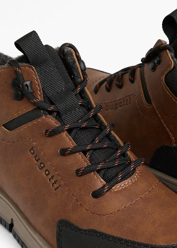 Boots lac&eacute;es Bugatti &agrave; semelle crant&eacute;e, Bugatti