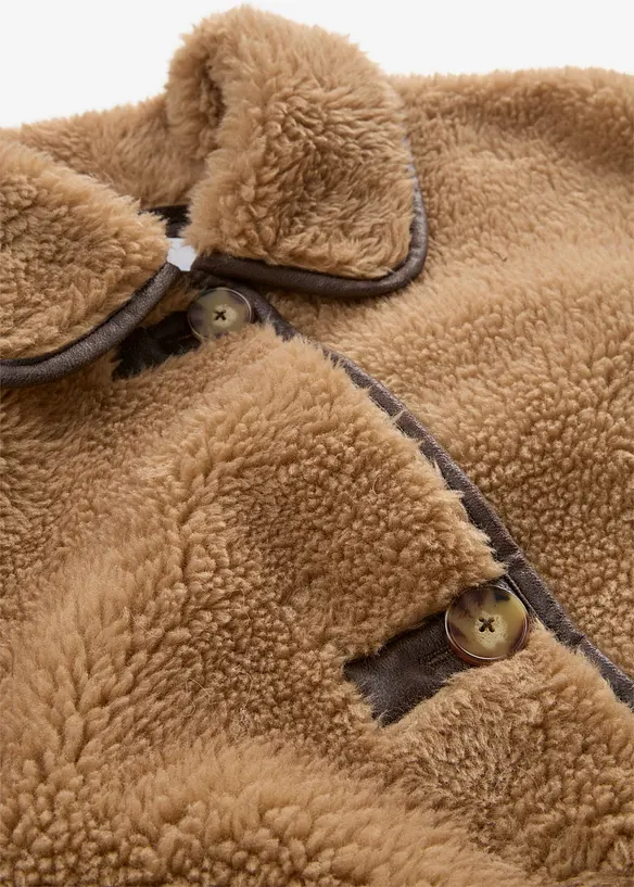 Veste en sherpa avec pattes de boutonnage d&eacute;coratives, bonprix