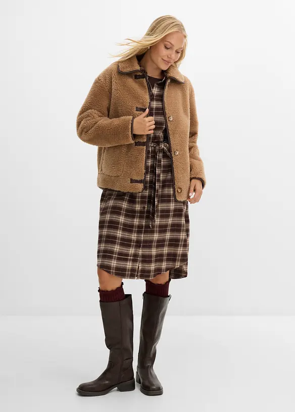 Veste en sherpa avec pattes de boutonnage d&eacute;coratives, bonprix
