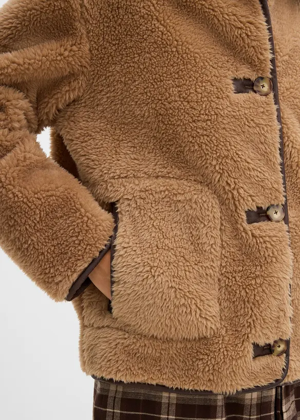 Veste en sherpa avec pattes de boutonnage d&eacute;coratives, bonprix