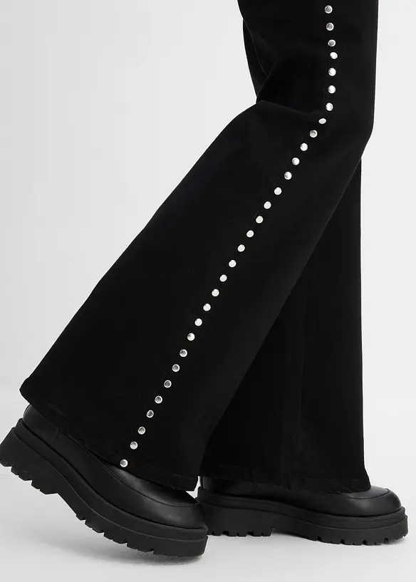 Flared-Jeans High Waist mit Nietenbesatz, bonprix