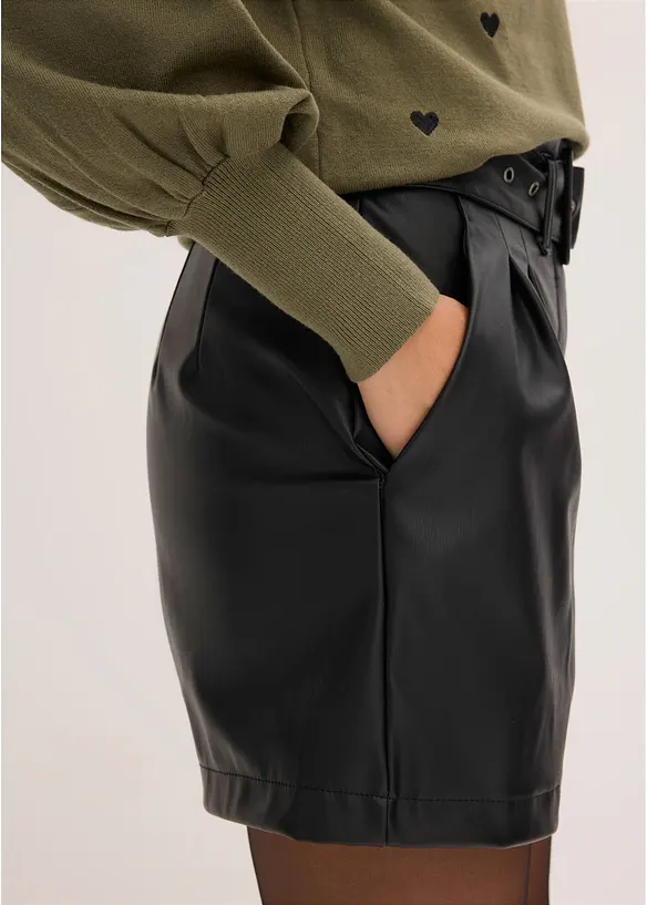 Short enduit avec ceinture, bonprix